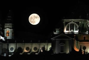 Madrid: Enchanted Evening Walking Tour in Spanish