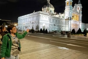 Madrid: Enchanted Evening Walking Tour in Spanish