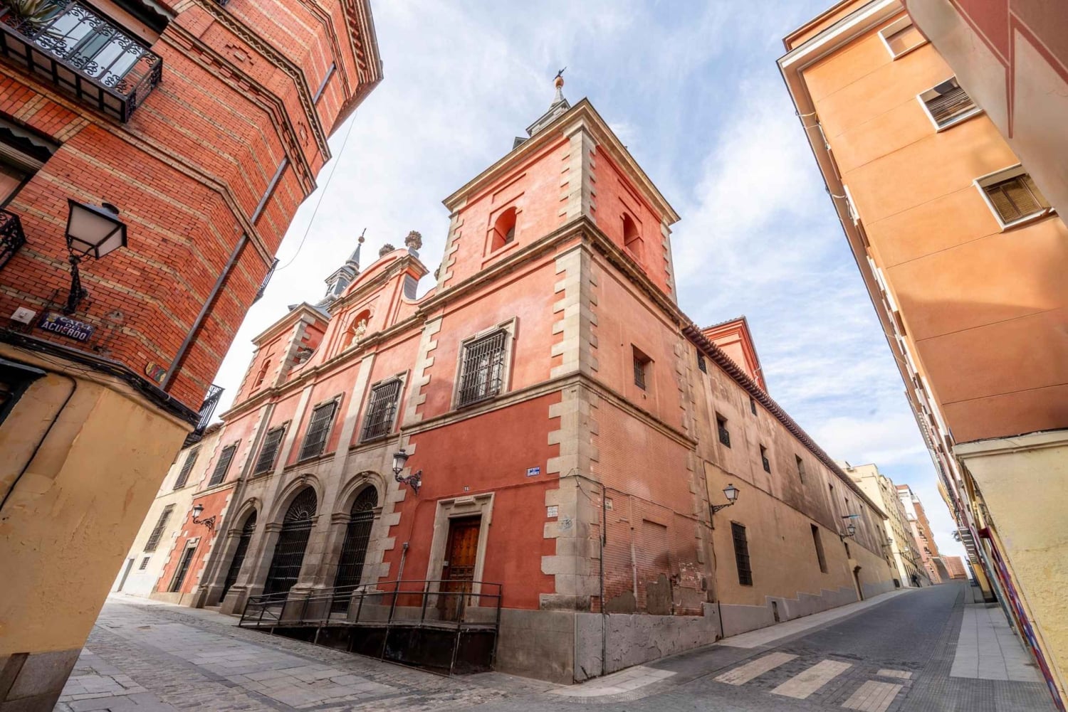 Madrid: Inngang til klosteret Las Comendadoras de Santiago