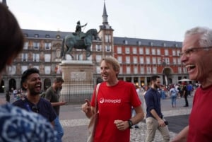 Madri: Tour noturno de tapas e degustação de vinhos com um morador local