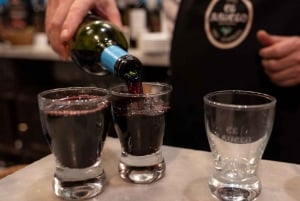 Madryt: Wieczorne tapas i degustacja wina z lokalnym przewodnikiem