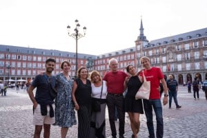 Madri: Tour noturno de tapas e degustação de vinhos com um morador local