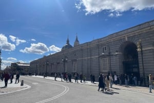 Madrid: Guided City and Royal Palace Tour with Entry Tickets
