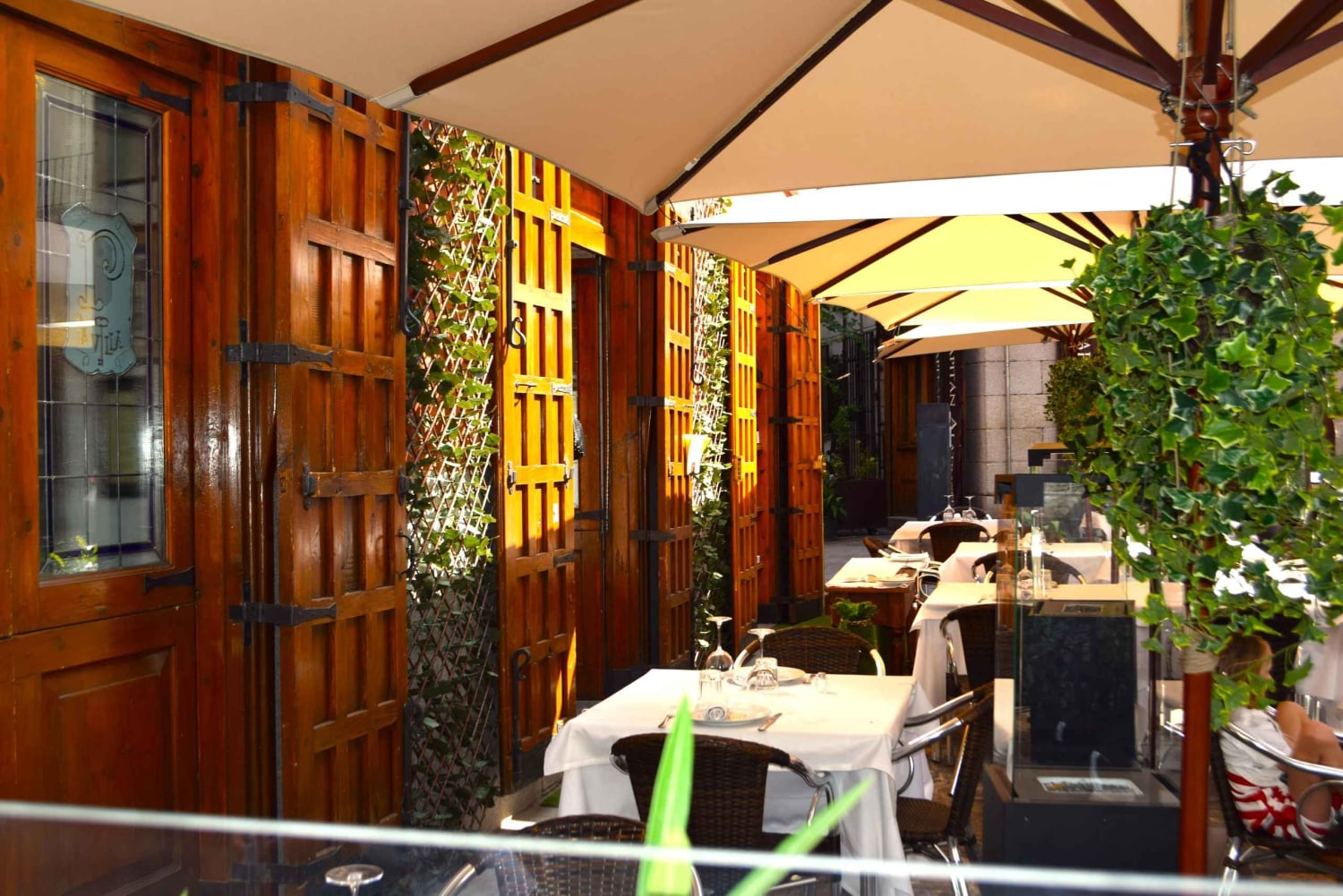 Madrid: Visita Guiada por Restaurantes Centenarios con Cena de Tapas