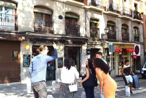 Madrid: Visita Guiada por Restaurantes Centenarios con Cena de Tapas