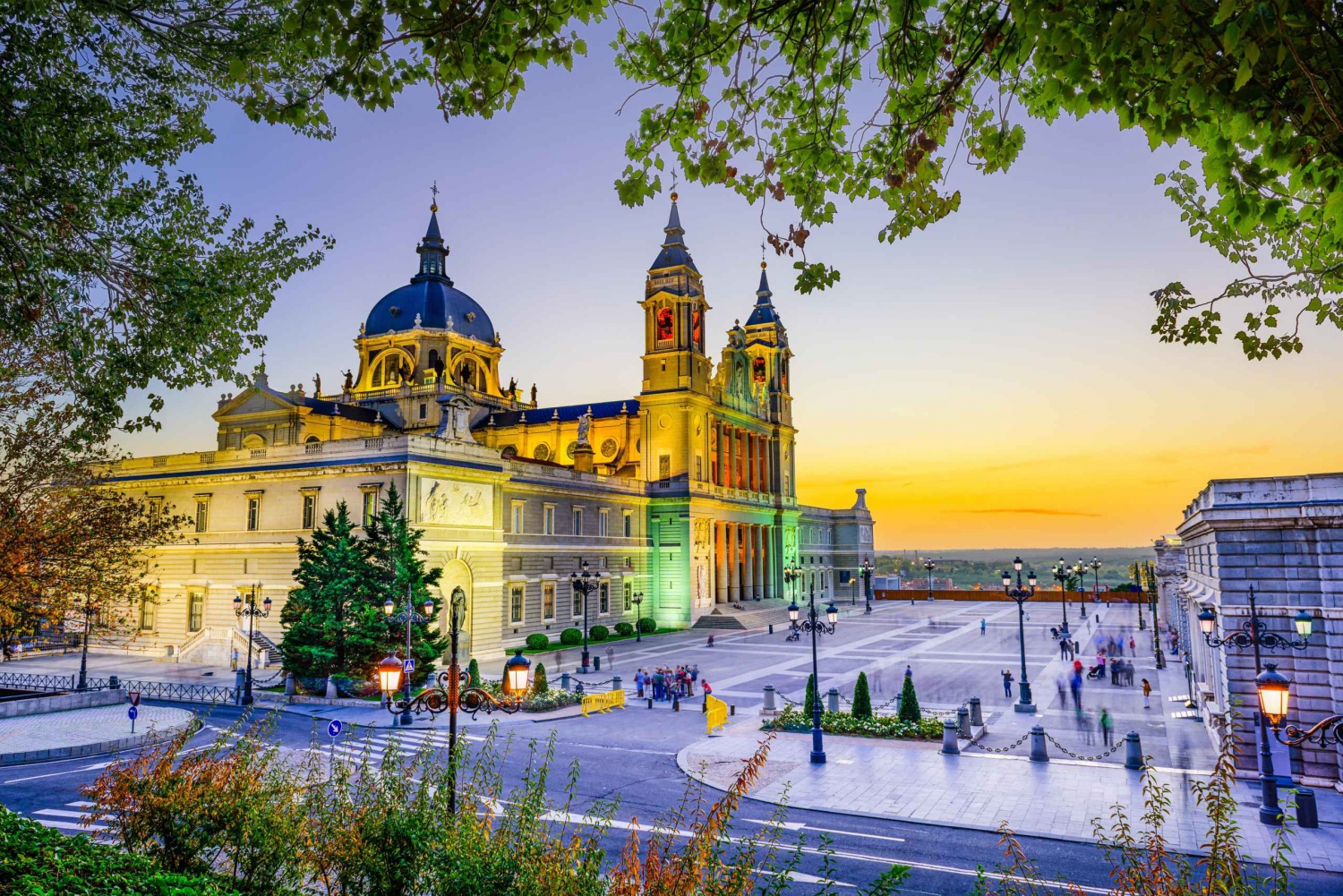 Madryt: Wycieczka z przewodnikiem po Pałacu Królewskim i katedrze Almudena