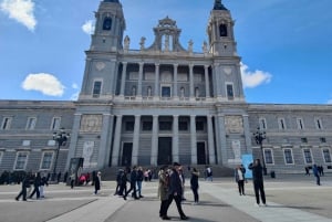 Madryt: zwiedzanie Pałacu Królewskiego z przewodnikiem w języku francuskim