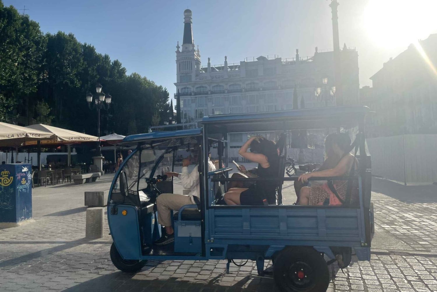Madrids höjdpunkter: Tuk-Tuk-tur med hämtning (2 timmar)