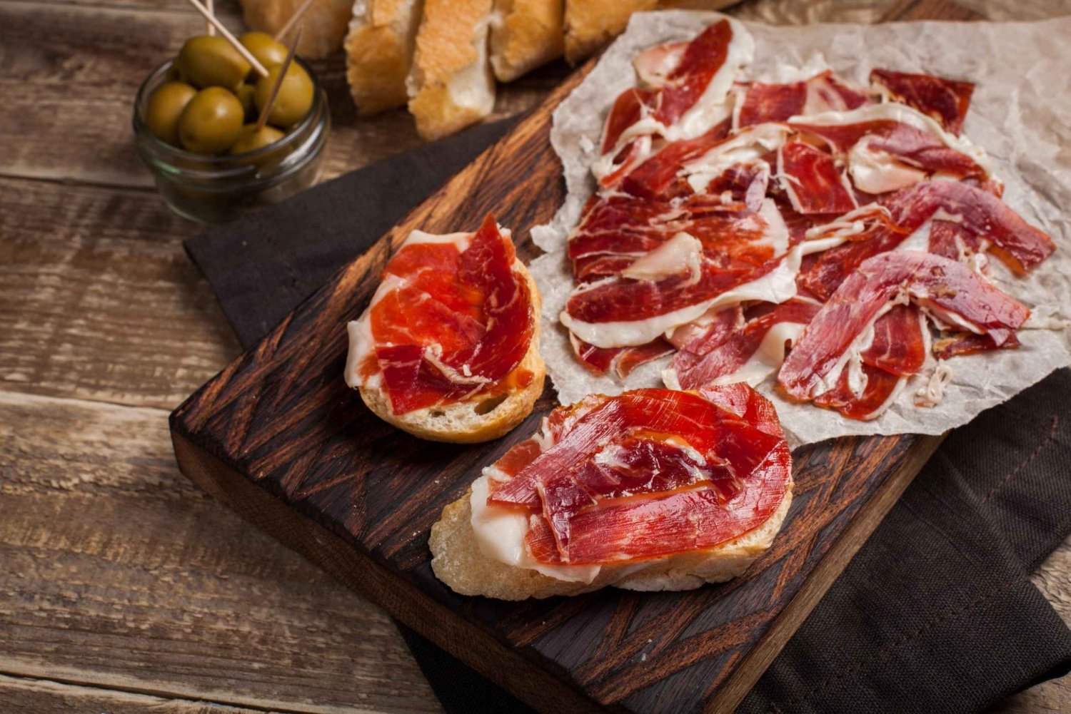 Madrid: Local Tapas and Wine Tour with Drinks & Views