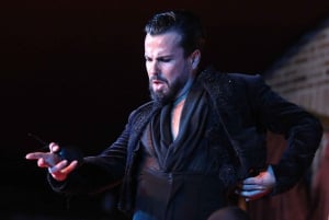 Madrid: Los Porches Flamenco Show with Tapas and Wine Ticket