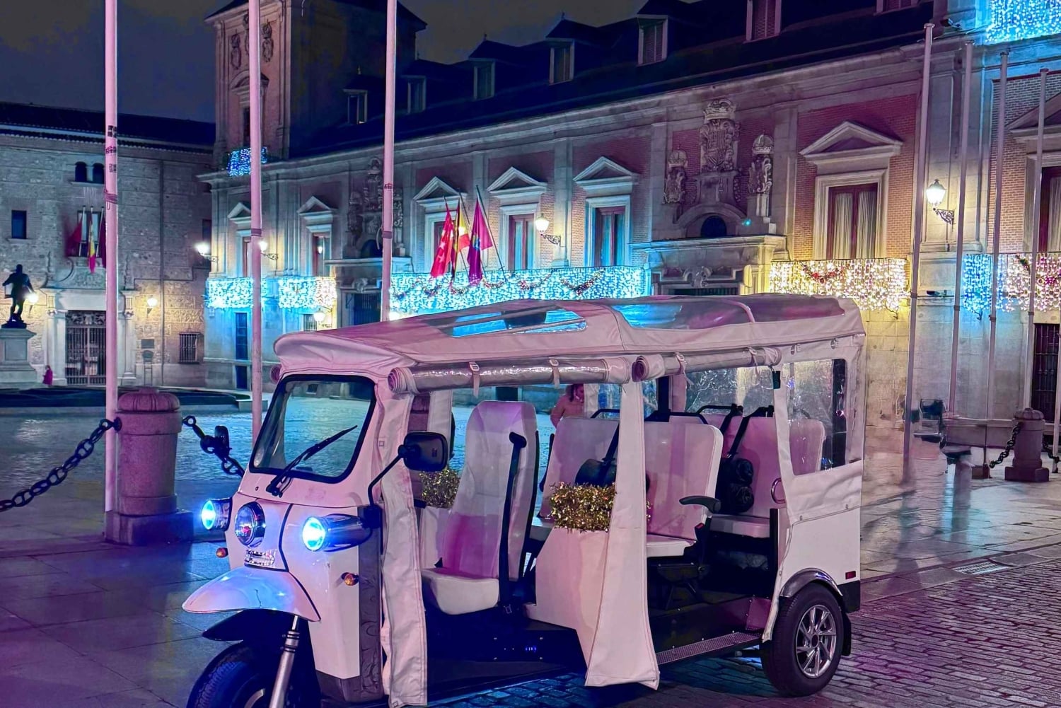 Madrid: Privat tur med julelys i tuk-tuk til rytmen av julesanger