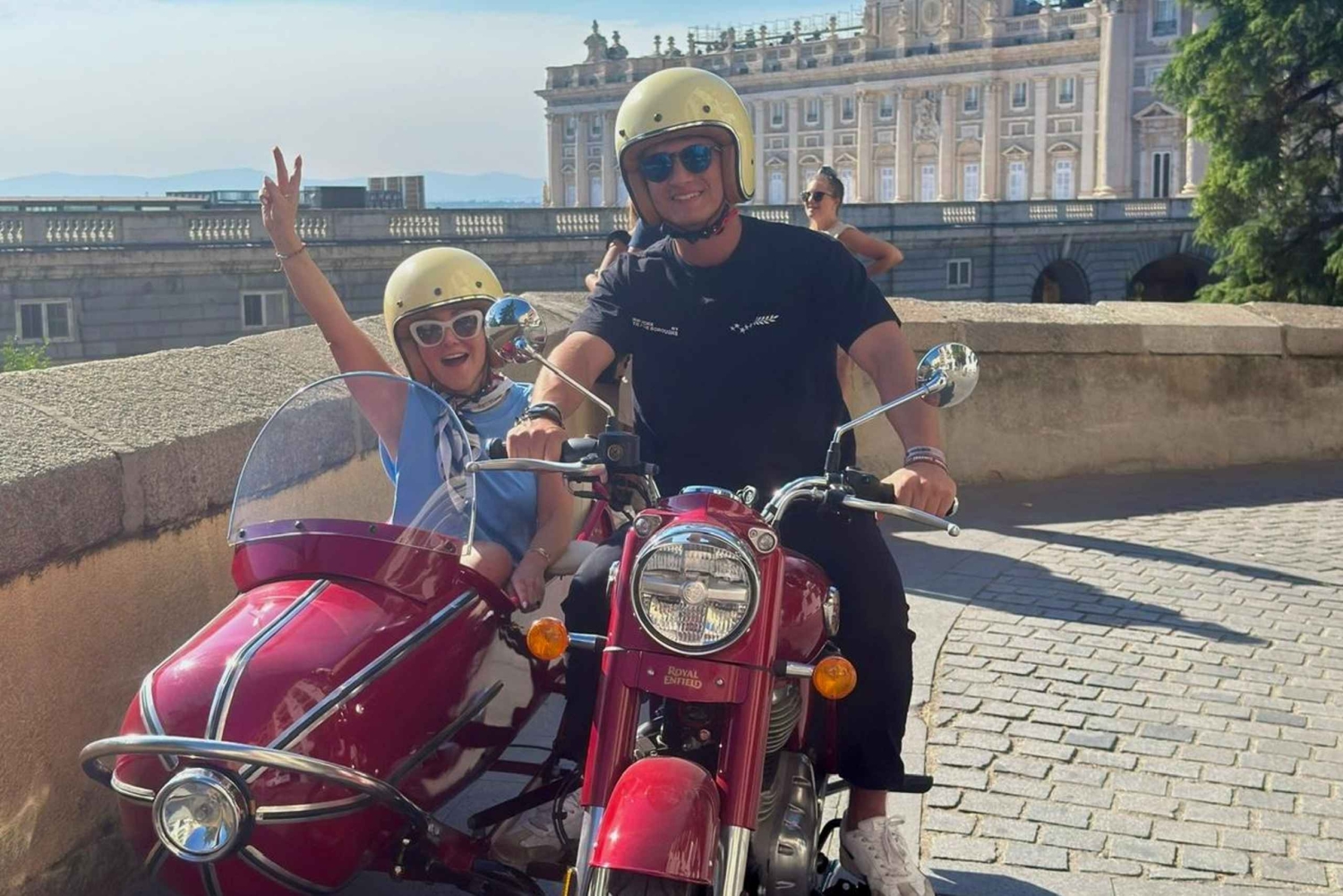 Madrid: Tapaksia ja juomia sisältävä yksityinen sivuvaunukierros.