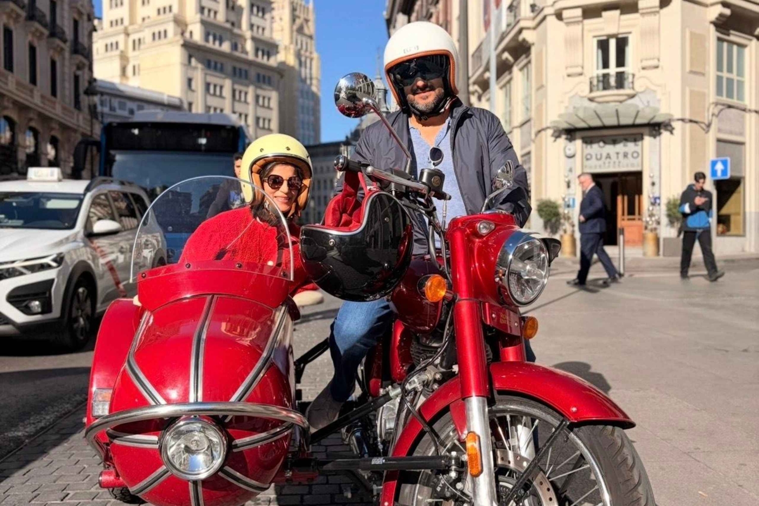 Madrid: Tapaksia ja juomia sisältävä yksityinen sivuvaunukierros.