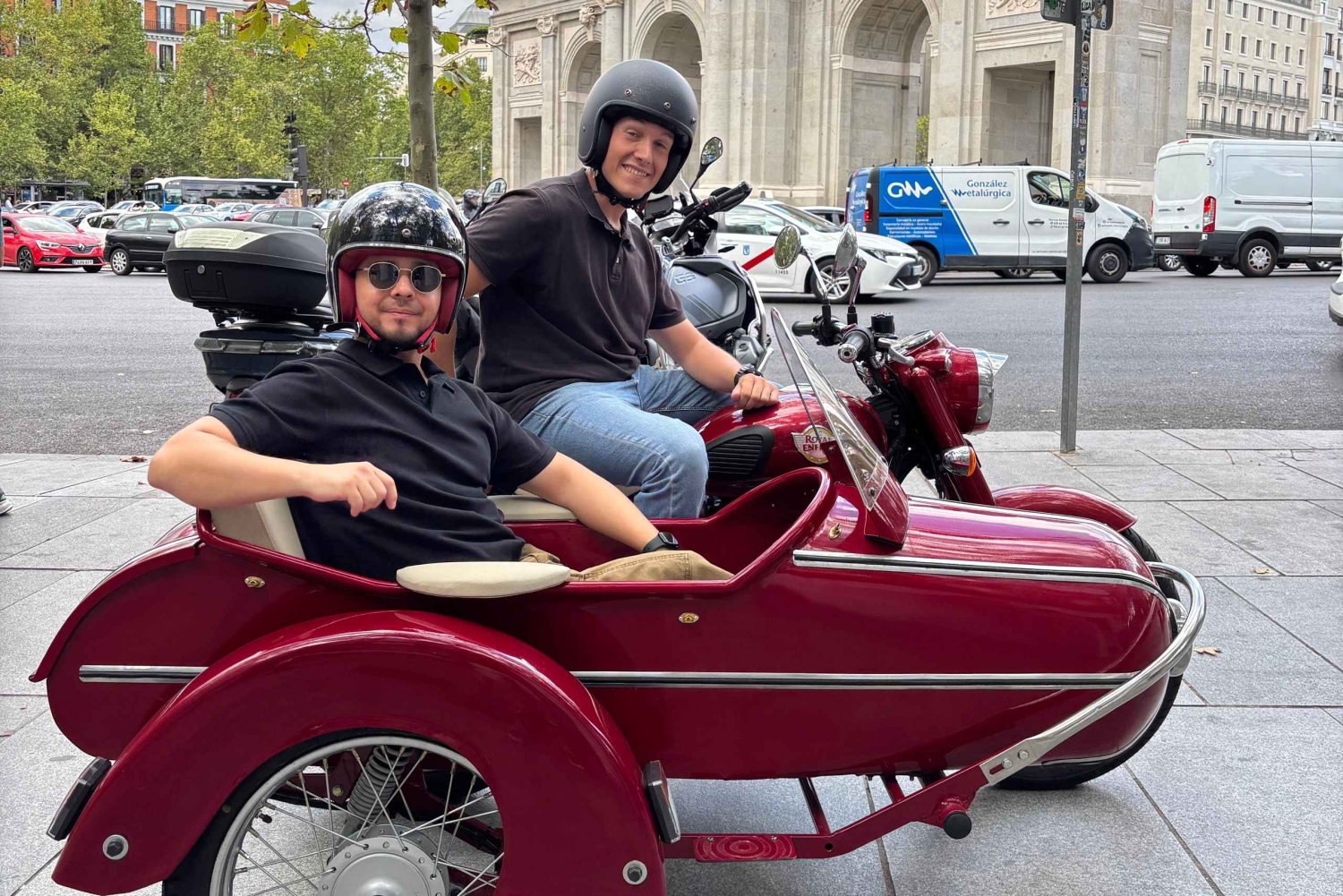 Madrid: Tapaksia ja juomia sisältävä yksityinen sivuvaunukierros.