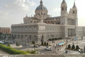 Madrid: Retro City Tour - old town and modern Madrid