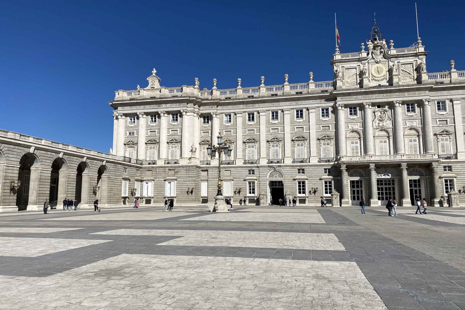 MADRID: Kuninkaallinen palatsi Opastettu kierros lippujen kanssa