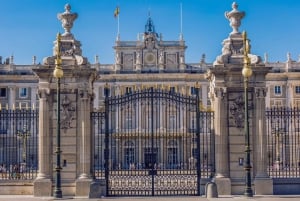 Madrid: Kleingruppentour mit Führung durch den Königspalast und Weinverkostung