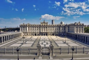 Madrid: Kleingruppentour mit Führung durch den Königspalast und Weinverkostung