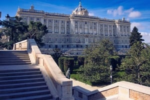 Madrid: Kleingruppentour mit Führung durch den Königspalast und Weinverkostung
