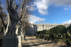 Madrid: Kleingruppentour mit Führung durch den Königspalast und Weinverkostung