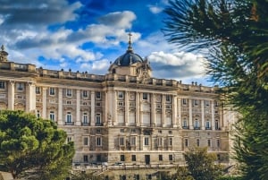 Madryt: Pałac Królewski: wycieczka z przewodnikiem z pominięciem kolejki