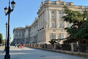 Madrid: Kleingruppentour mit Führung durch den Königspalast und Weinverkostung