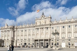 Madrid: Royal Palace Tour, Flamenco Show, & Tapas with Drink