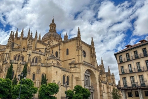 Madrid: Segovia og Ávila hele dagen med billetter til Alcázar og muren