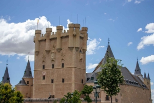 Madrid: Segovia & Ávila heldag med Alcázar- och murbiljetter