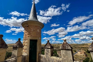 Madrid: Segovia & Ávila heldag med Alcázar- och murbiljetter