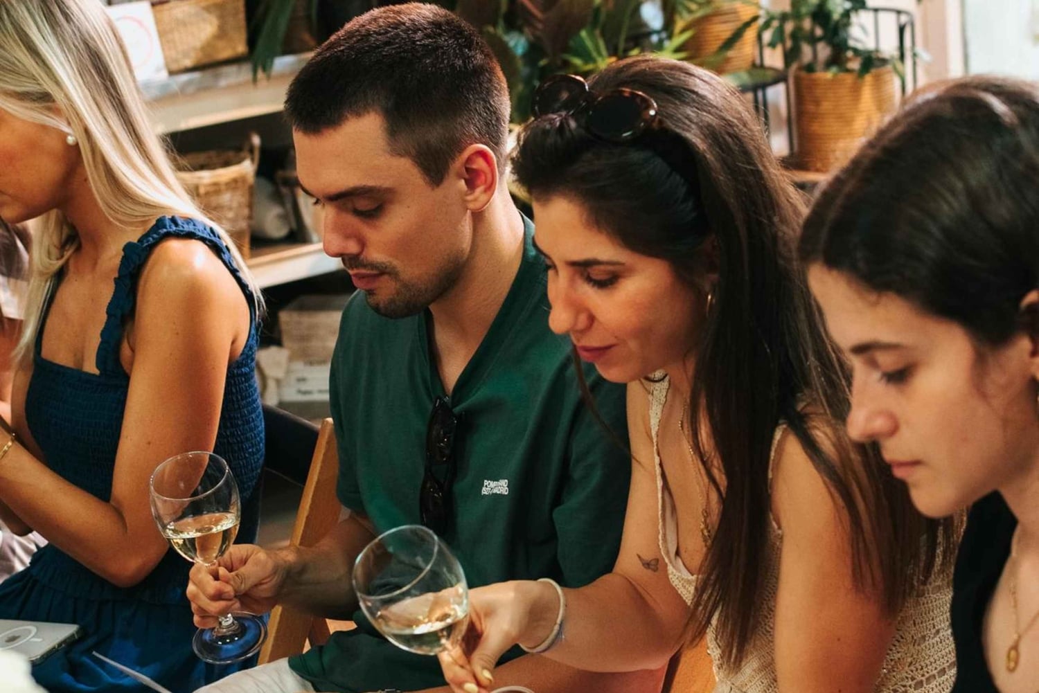 Madrid: Sensorische Weinverkostung + Blumenarrangement inklusive