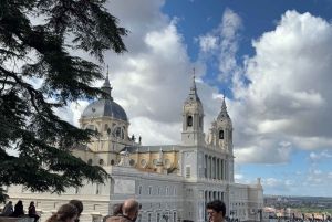 Madrid: Small Group Tour with Tapas & Drinks