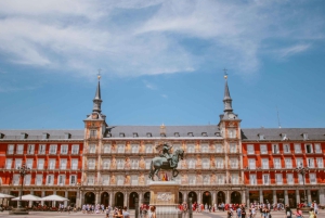 Madrid: Small Group Tour with Tapas & Drinks
