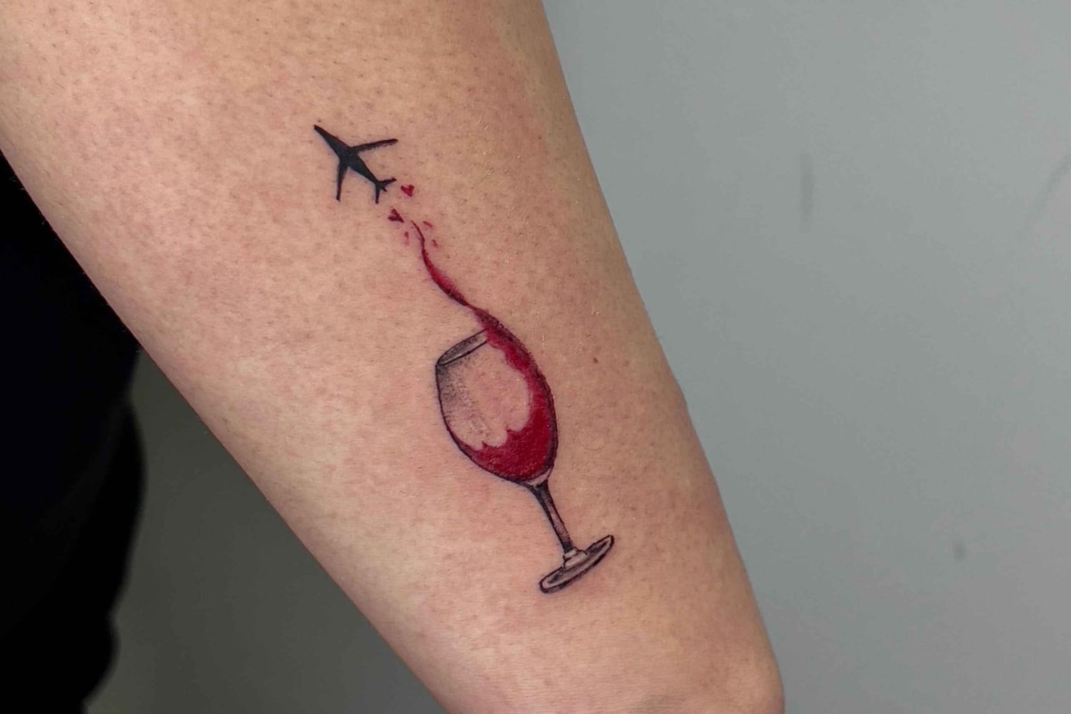 MADRID: KLEINES TATTOO IN EINEM PROFESSIONELLEN STUDIO