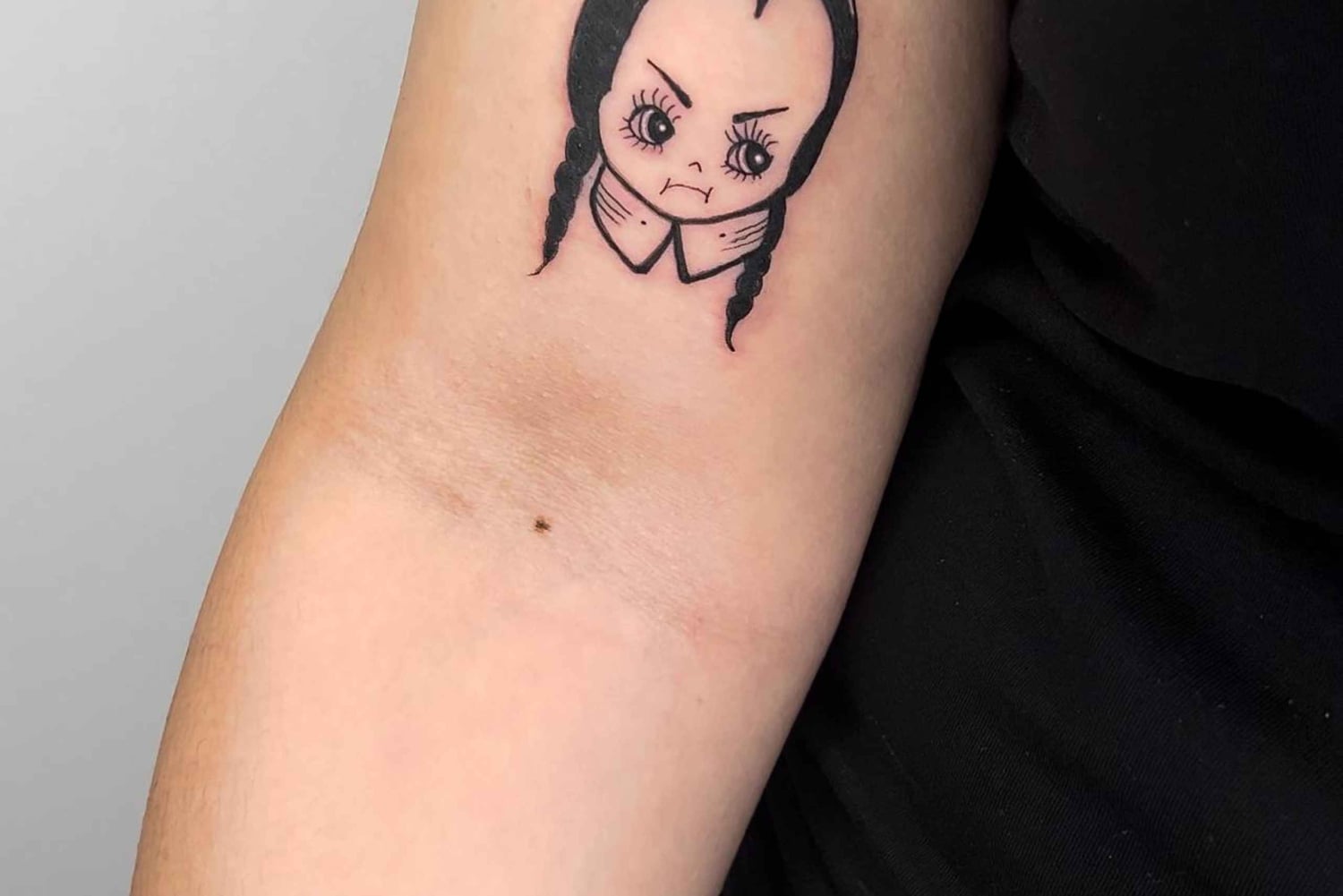 MADRID: KLEINES TATTOO IN EINEM PROFESSIONELLEN STUDIO