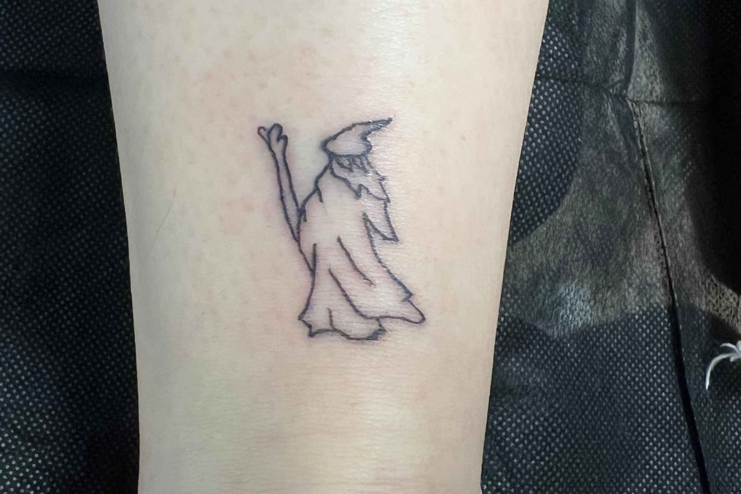 MADRID: KLEINES TATTOO IN EINEM PROFESSIONELLEN STUDIO