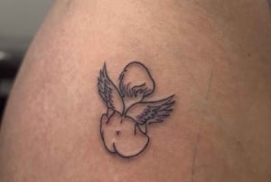 MADRID: KLEINES TATTOO IN EINEM PROFESSIONELLEN STUDIO