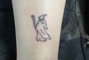 MADRID: KLEINES TATTOO IN EINEM PROFESSIONELLEN STUDIO