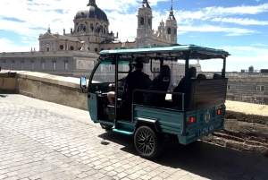 Madrid: Tur med Tuk Tuk Zero Historiska hjärtat och Gran Vía. 1 timme 15 minuter