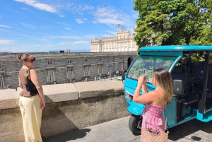 Madrid: Tuk Tuk Zero -retki historialliseen sydämeen ja Gran Vía -kadulle. 1 t 15 min