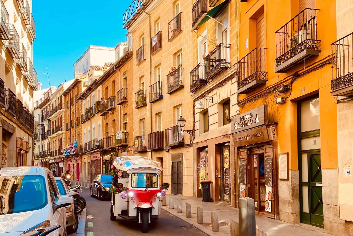 Madrid: Passeio de TukTuk com decorações de feiras espanholas