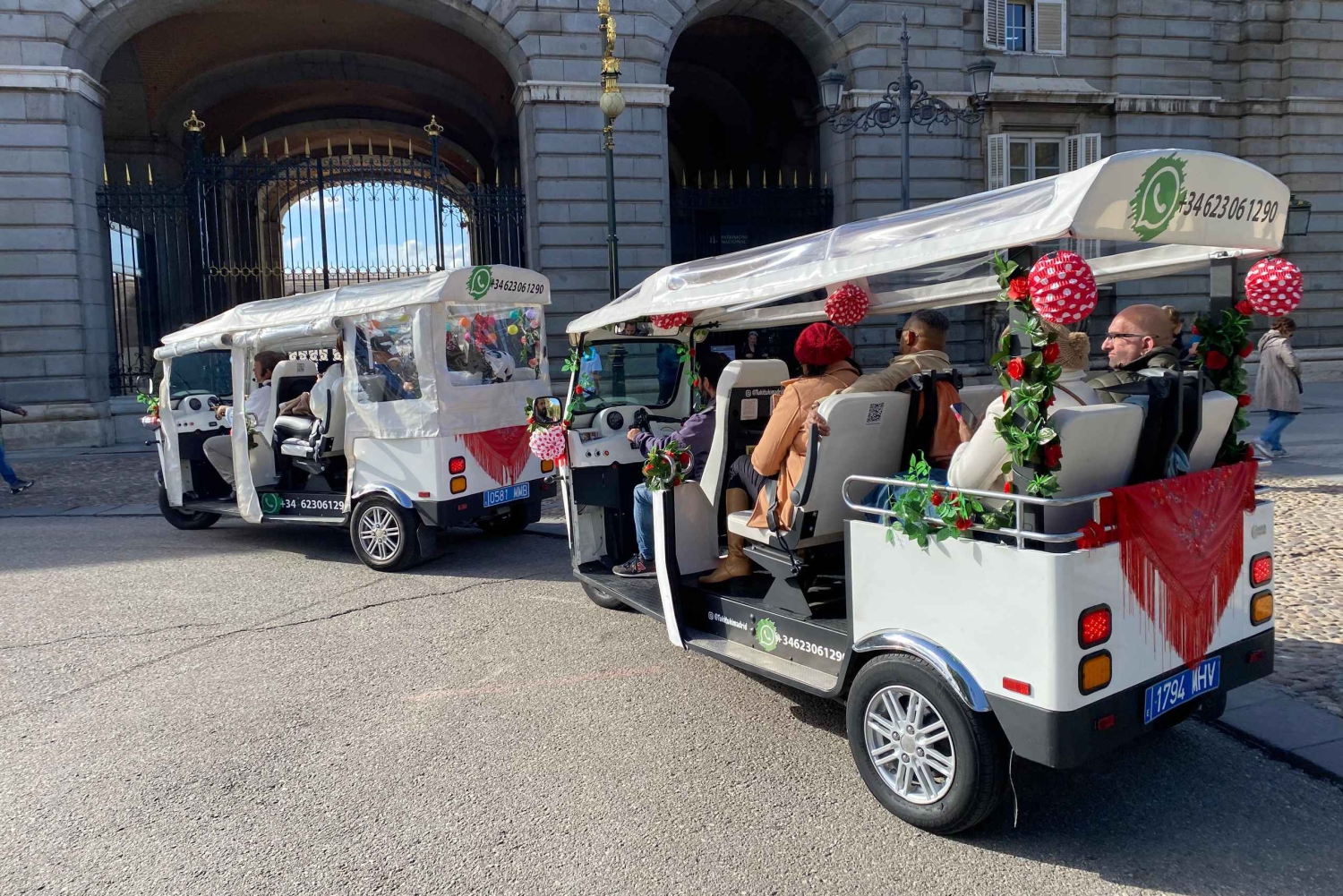 Madrid: Passeio de TukTuk com decorações de feiras espanholas