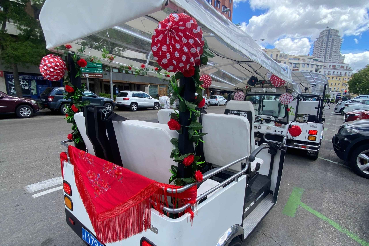 Madrid: Passeio de TukTuk com decorações de feiras espanholas