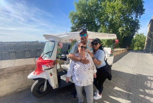 Madrid: Experiencia TukTuk Tour con Decoración de Feria Española