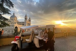 Madrid: Experiencia TukTuk Tour con Decoración de Feria Española