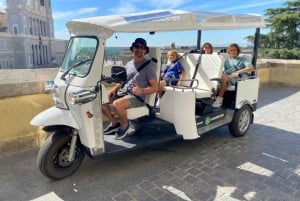 Madrid: Experiencia TukTuk Tour con Decoración de Feria Española