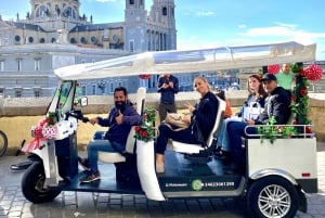 Madrid: Experiencia TukTuk Tour con Decoración de Feria Española