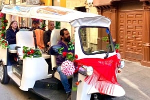 Madrid: Experiencia TukTuk Tour con Decoración de Feria Española