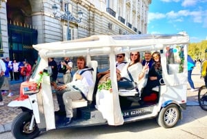 Madrid: Experiencia TukTuk Tour con Decoración de Feria Española