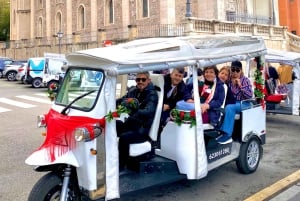 Madrid: Experiencia TukTuk Tour con Decoración de Feria Española